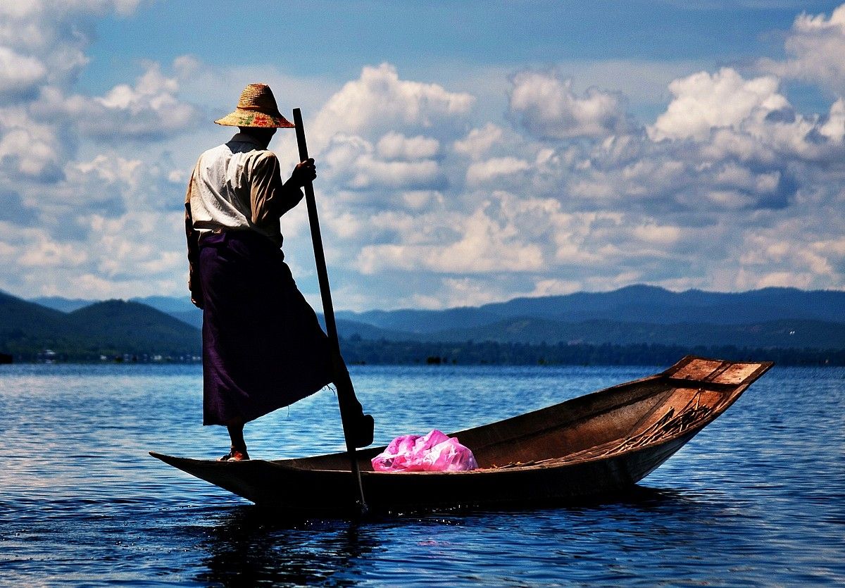 Inle lakuan Intha etniako arrantzalea. FERNANDO ROJO. Inle lakuan Intha etniako arrantzalea. FERNANDO ROJO.