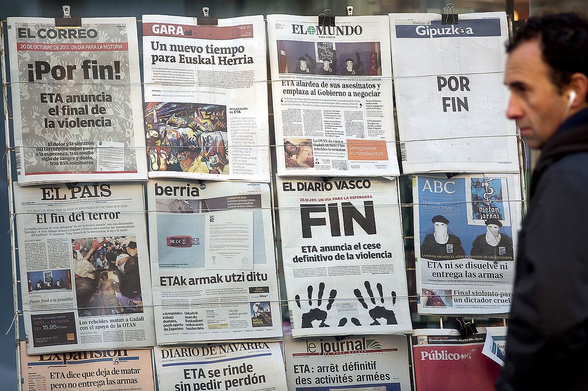ETAk jarduera armatuaren amaiera iragarri eta biharamuneko egunkariak. JUAN CARLOS RUIZ / ARGAZKI PRESS. ETAk jarduera armatuaren amaiera iragarri eta biharamuneko egunkariak. JUAN CARLOS RUIZ / ARGAZKI PRESS.