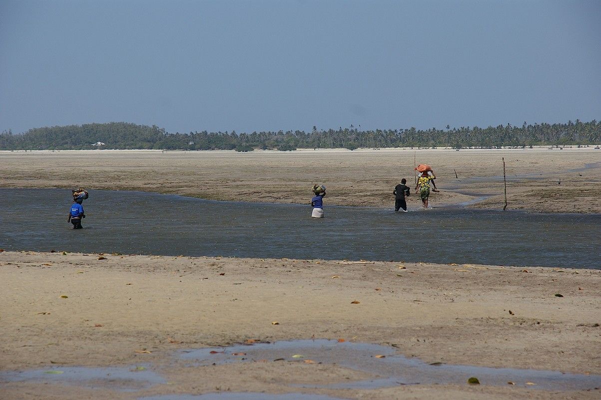 Kontrasteen herrialdea da Mozambike. Mareak behera egiten duenean, handitu egiten da uharteetako eremu erabilgarria. LOINAZ OTEGI.