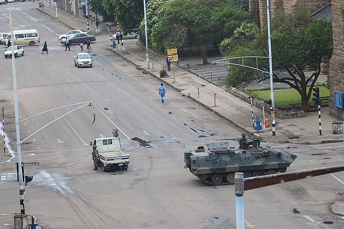 Parlamentua dagoen kalea hartu du tanke batek Harare hiriburuan. AARON UFUMELI, EFE
