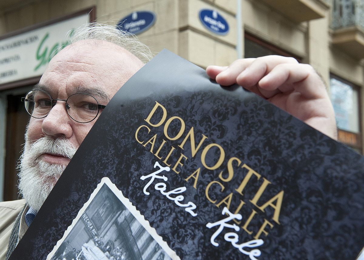 Donostiaren historia hiriko pertsona ezagunen bidez azaldu du Felix Maraña idazleak. JON URBE / ARGAZKI PRESS. Donostiaren historia hiriko pertsona ezagunen bidez azaldu du Felix Maraña idazleak. JON URBE / ARGAZKI PRESS.