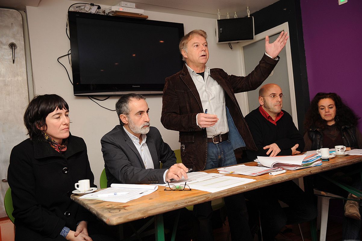 Ikas-Biko ordezkariak atzo Baionan egindako agerraldian. . GAIZKA IROZ. Ikas-Biko ordezkariak atzo Baionan egindako agerraldian. . GAIZKA IROZ.