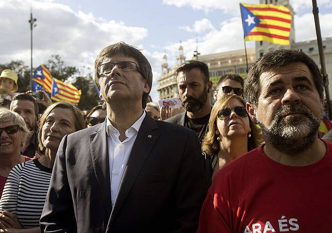 Carls Puigdemont Kataluniako presidentea eta Jordi Sanchez ANCko presidentea, aurtengo Diadako manifestazioan, Bartzelonan. QUIQUE GARCIA, EFE
