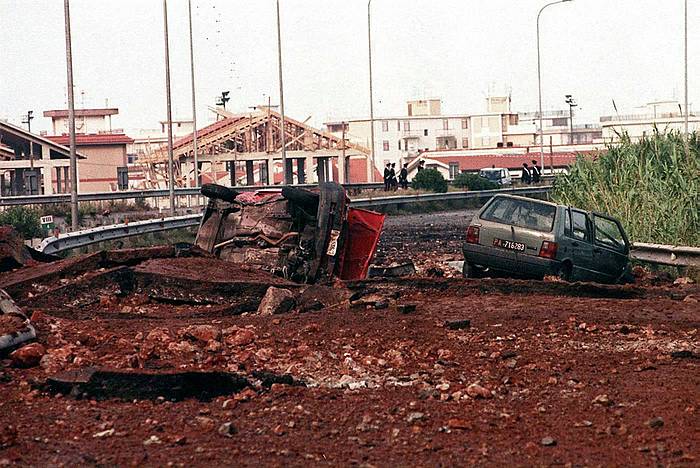 Falcone epailearen aurkako atentatua. Riinari egozten dioten ehundik gora hilketetako bat da. STR