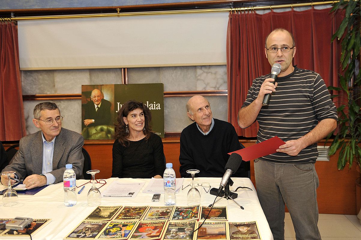 Eduardo Apodaka idazlea Juan Zelaia saria jasotzen, atzo, Iruñean. IDOIA ZABALETA / ARGAZKI PRESS.