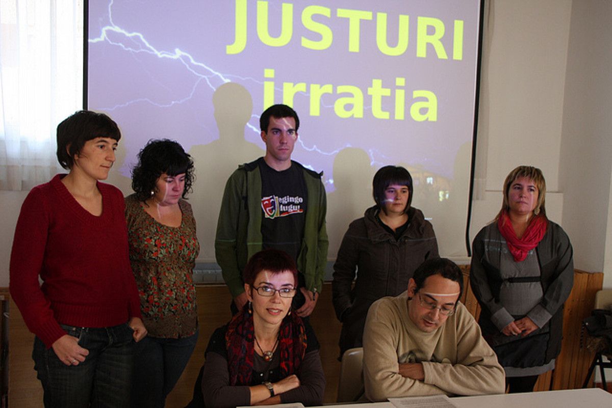 Justuri Irratia ekimenarekin bat egin duten taldeko ordezkariak, proiektuaren aurkezpen egunean eginiko prentsaurrekoan. BERRIA.