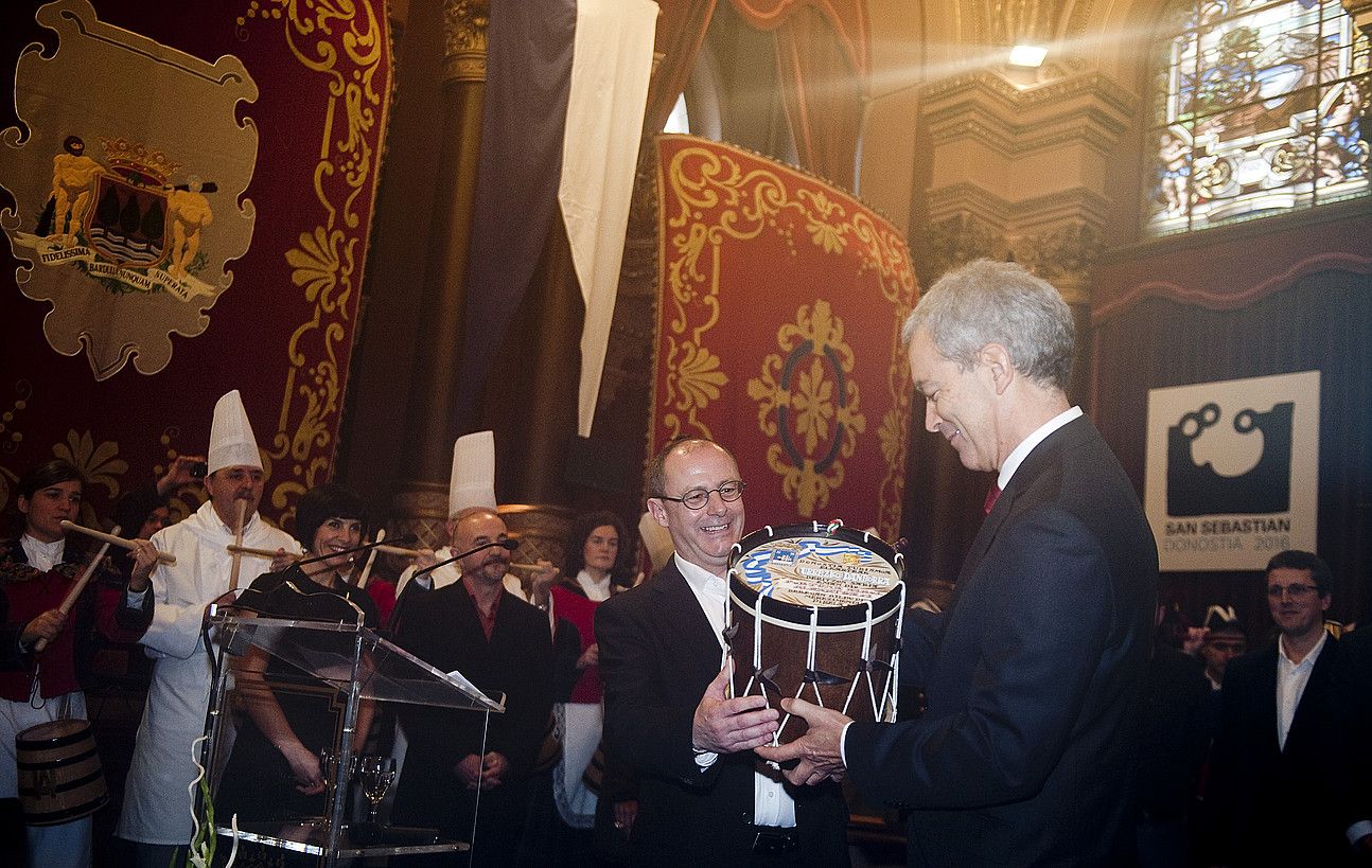 Juan Karlos Izagirre alkatea, Enrique Cifuentesi urrezko danborra ematen. JON URBE/ ARGAZKI PRESS. Juan Karlos Izagirre alkatea, Enrique Cifuentesi urrezko danborra ematen. JON URBE/ ARGAZKI PRESS.