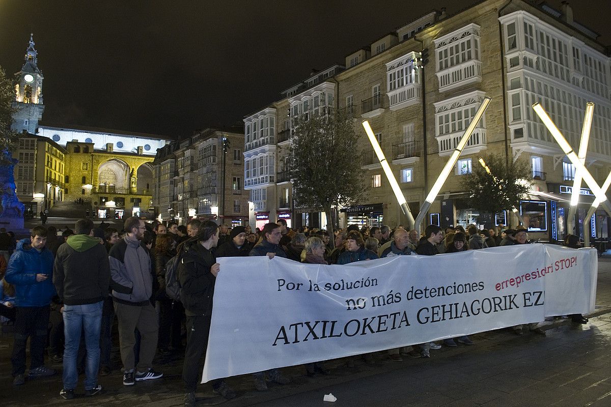 Azkeneko atxiloketak salatzeko, atzo Gasteizen elkarretaratzea egin zuten. JUANAN RUIZ / ARGAZKI PRESS.