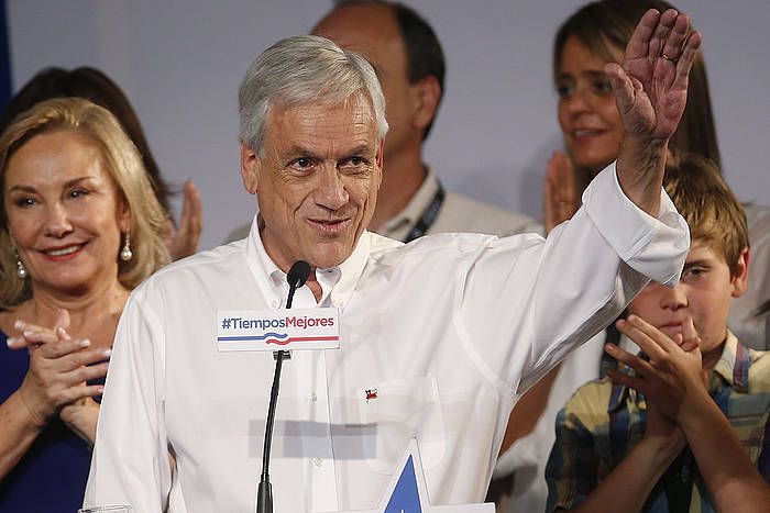 Sebastian Piñera Txileko presidente ohiak irabazi du bozetako lehen itzulia. ELVIS GONZALEZ, EFE