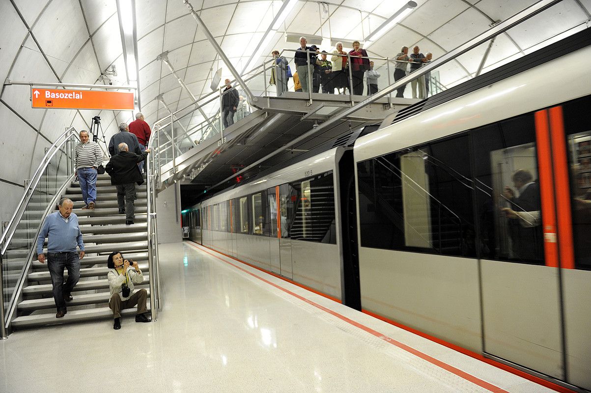 Jendea joan-etorrian Basauriko metro geltokian. MARISOL RAMIREZ / ARGAZKI PRESS.