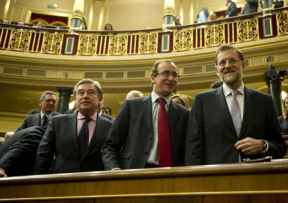 Alfonso Alonso eta Mariano Raxoi, atzo, Kongresuko euren eserlekuetan. RAUL BOGAJO / ARGAZKI PRESS. Alfonso Alonso eta Mariano Raxoi, atzo, Kongresuko euren eserlekuetan. RAUL BOGAJO / ARGAZKI PRESS.