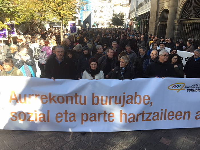 Eskubide Sozialen Gutunaren elkarretaratzea, gaur, Gasteizen. ARGAZKI PRESS