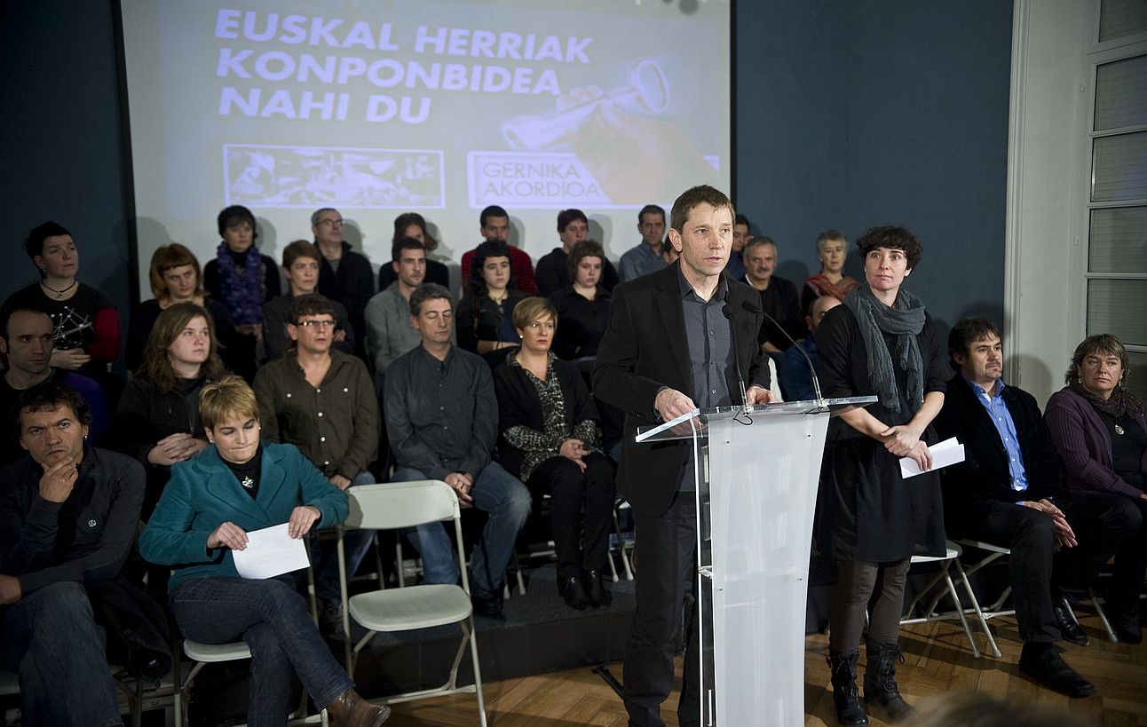 Rufi Etxebarria, Gernikako Akordioaren adierazpena irakurtzen, Aieteko jauregian, atzo. JAGOBA MANTEROLA / ARGAZKI PRESS. Rufi Etxebarria, Gernikako Akordioaren adierazpena irakurtzen, Aieteko jauregian, atzo. JAGOBA MANTEROLA / ARGAZKI PRESS.
