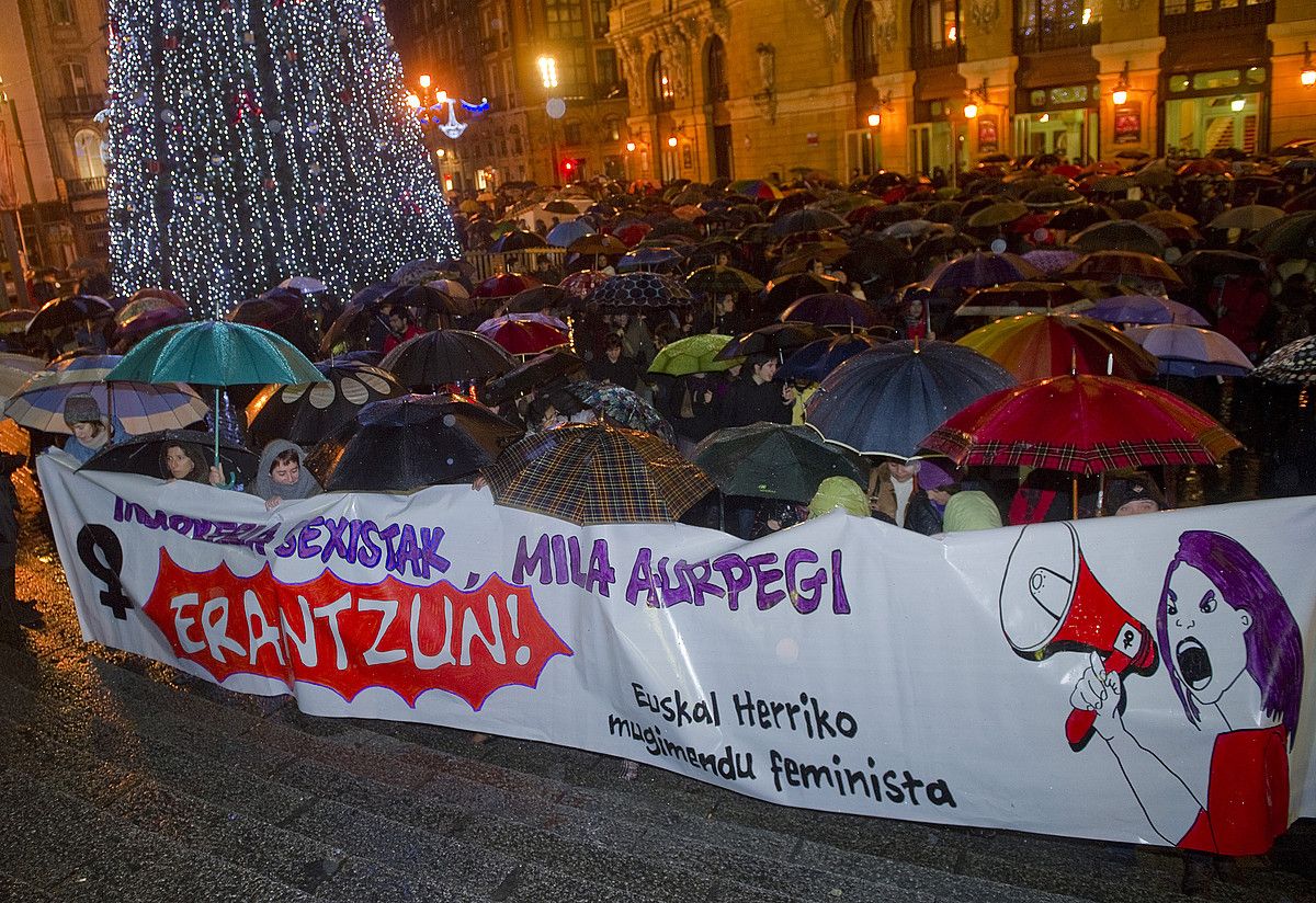 Indarkeria sexistak mila aurpegi: erantzun!, manifestazioaren leloa. LUIS JAUREGIALTZO / ARGAZKI PRESS.