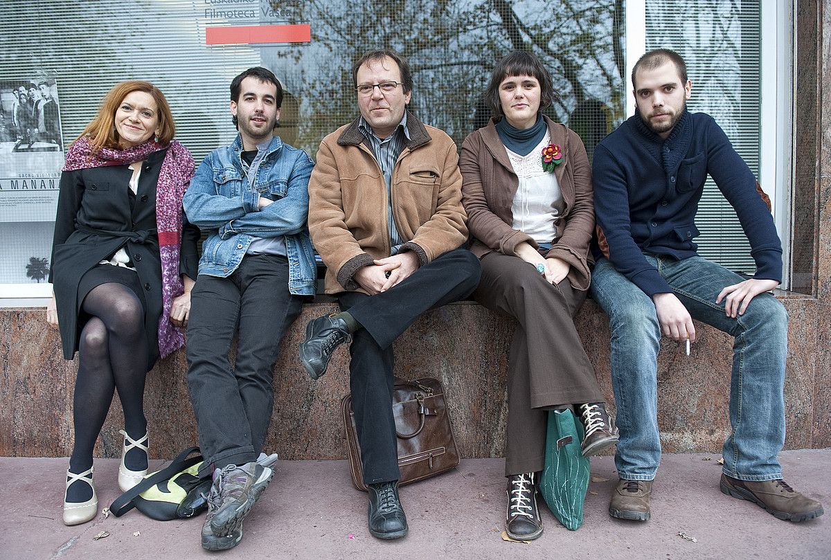 Mireia Gabilondo, Josu Martinez, Eneko Olasagasti, Enara Goikoetxea eta Txaber Larreategi atzo, Donostian. JON URBE / ARGAZKI PRESS.