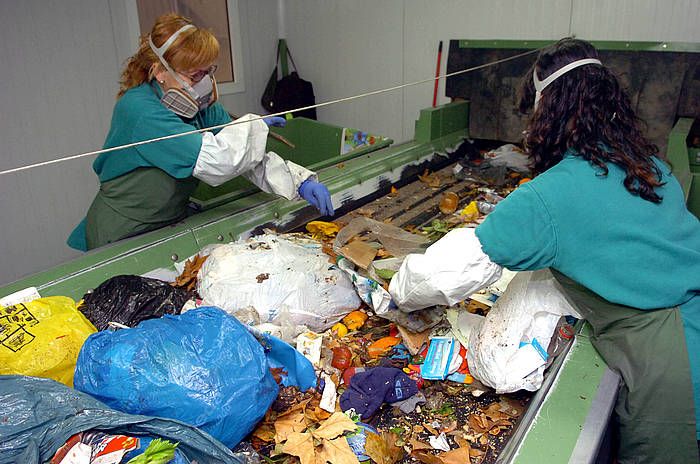 Bi langile hondakinak bereizten, Tuterako tratamendu gune batean, artxiboko irudian. JAGOBA MANTEROLA, ARGAZKI PRESS