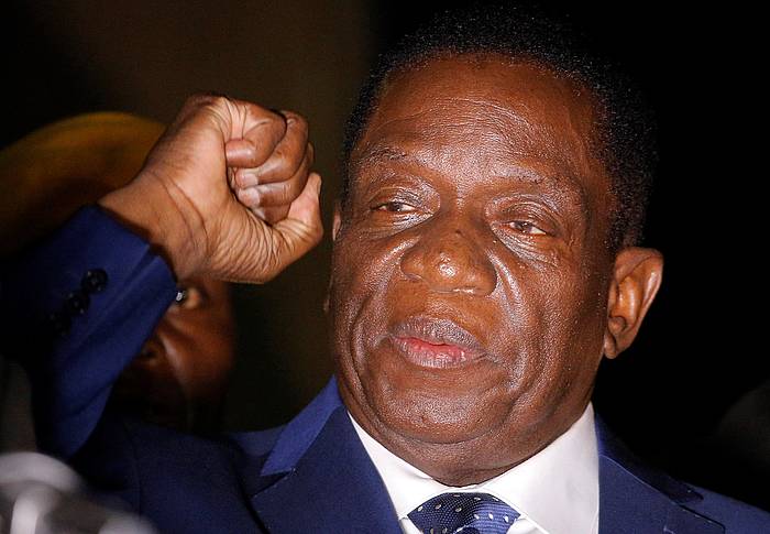 Emmerson Mnangagwa Zimbabweko behin behineko presidentea, herenegun, bere alderdikideei hizketan, ekitaldi politiko batean. KIM LUDBROOK, EFE