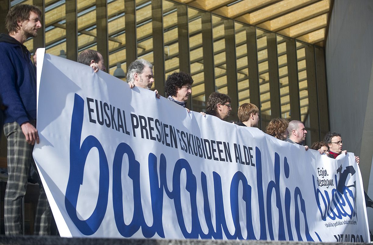 Sindikatuetako ordezkariek elkarretaratzea egin zuten baraualdia hasi aurretik. JAGOBA MANTEROLA/ARGAZKI PRESS. Sindikatuetako ordezkariek elkarretaratzea egin zuten baraualdia hasi aurretik. JAGOBA MANTEROLA/ARGAZKI PRESS.