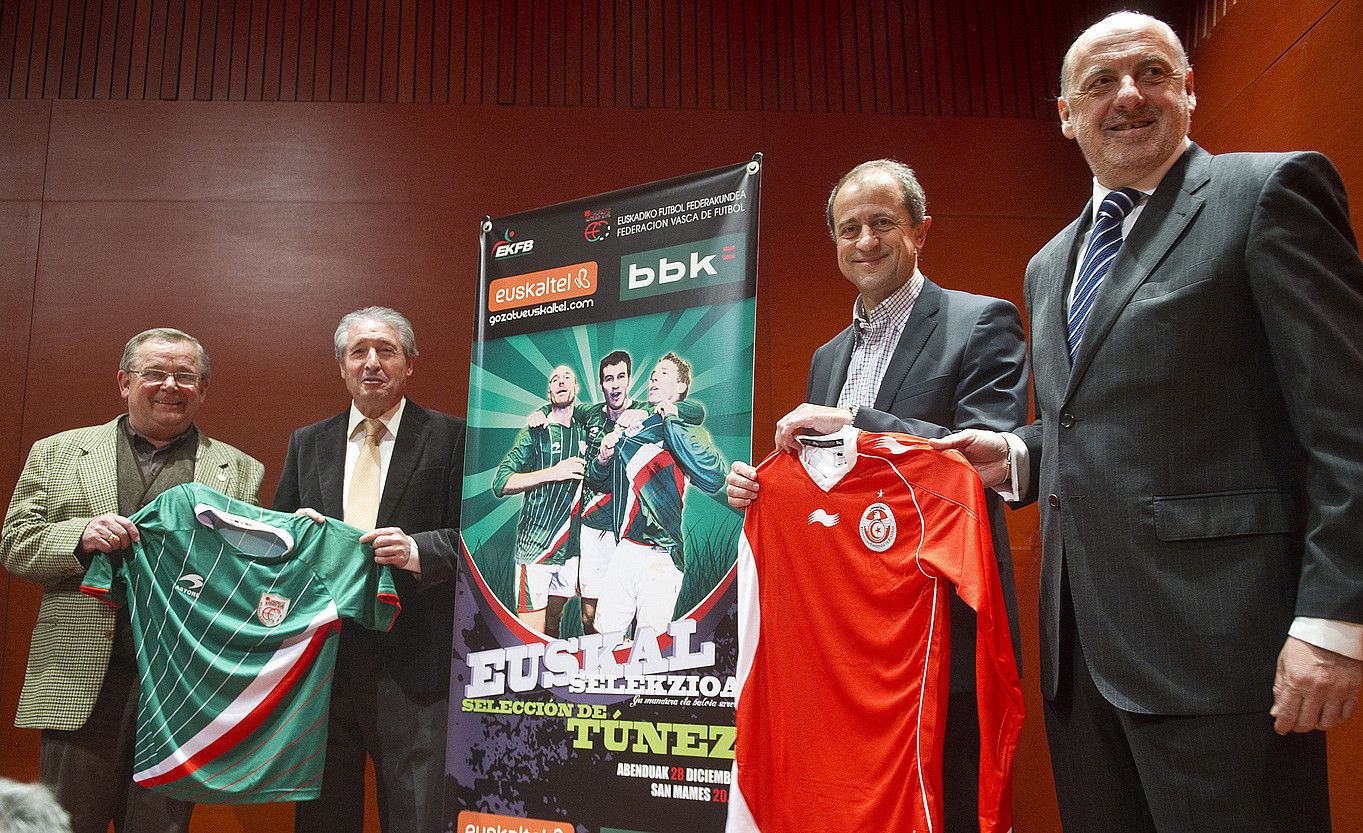 Mikel Etxarri, Santiago Arostegi, Jose Mari Amorrortu eta Jon Ander Ganboa, atzo, Euskal Selekzioaren eta Tunisiaren arteko lehiaren aurkezpenean. L. J./ ARP. Mikel Etxarri, Santiago Arostegi, Jose Mari Amorrortu eta Jon Ander Ganboa, atzo, Euskal Selekzioaren eta Tunisiaren arteko lehiaren aurkezpenean. L. J./ ARP.