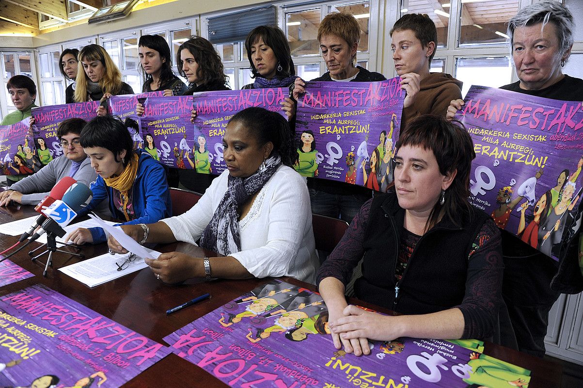 Mugimendu feministako kideen agerraldia, atzo, Bilbon, manifestaziora deitzeko. MARISOL RAMIREZ / ARGAZKI PRESS.