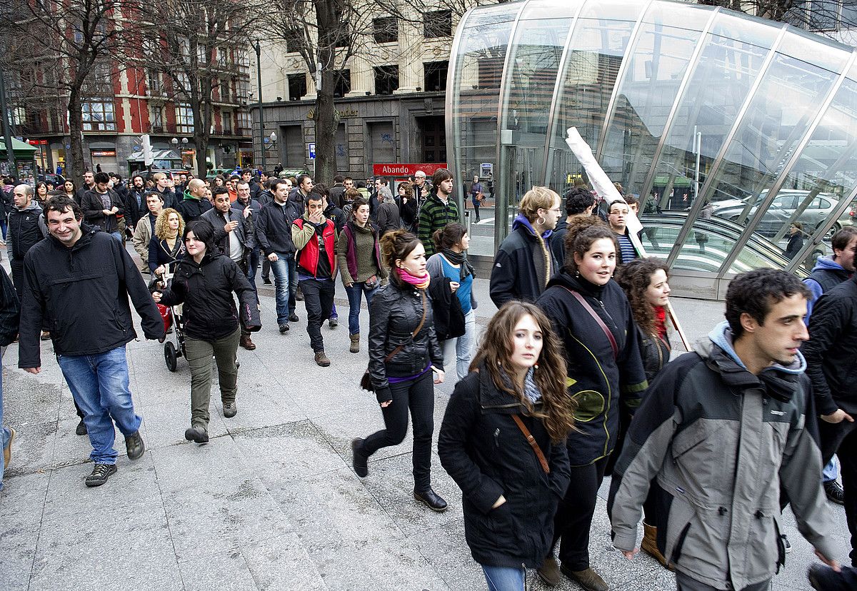 Jendetza handia metroko geltoki inguruan. CONNY BEYREUTHER / ARGAZKI PRESS.