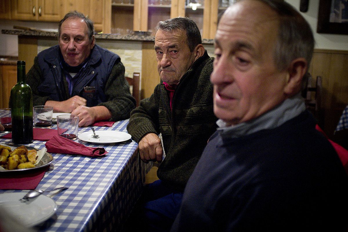 Ezkerretik eskuinera, Remigio Lizasoain, Jose Mari Garate eta Santi Sansiñena kontrabandista ohiak. GARI GARAIALDE/ ARGAZKI PRESS. Ezkerretik eskuinera, Remigio Lizasoain, Jose Mari Garate eta Santi Sansiñena kontrabandista ohiak. GARI GARAIALDE/ ARGAZKI PRESS.