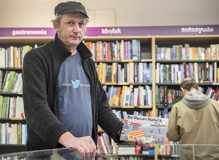 Patxi Huarte Zaldieroa marrazkilaria, lan berria eskuetan, Donostian, atzo. GORKA RUBIO, ARGAZKI PRESS