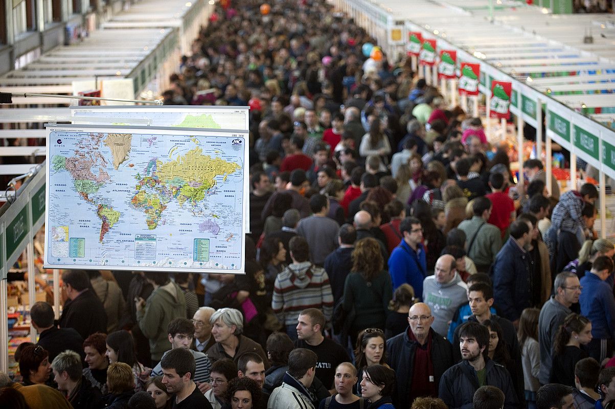 Jende kopuru handia bildu zen atzo Landakon, Durangoko Azokaren azken egunean. JUANAN RUIZ / ARGAZKI PRESS.