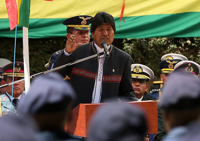 Evo Morales Boliviako presidentea, azaroaren 14an, indar armatuekin batera La Pazen eginiko ekitaldi batean. MARTIN ALIPAZ, EFE