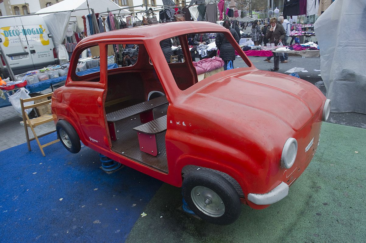 Mungiako Foru Plazan dago goggomobil bat. ANDONI CANELLADA / ARGAZKI PRESS. Mungiako Foru Plazan dago goggomobil bat. ANDONI CANELLADA / ARGAZKI PRESS.