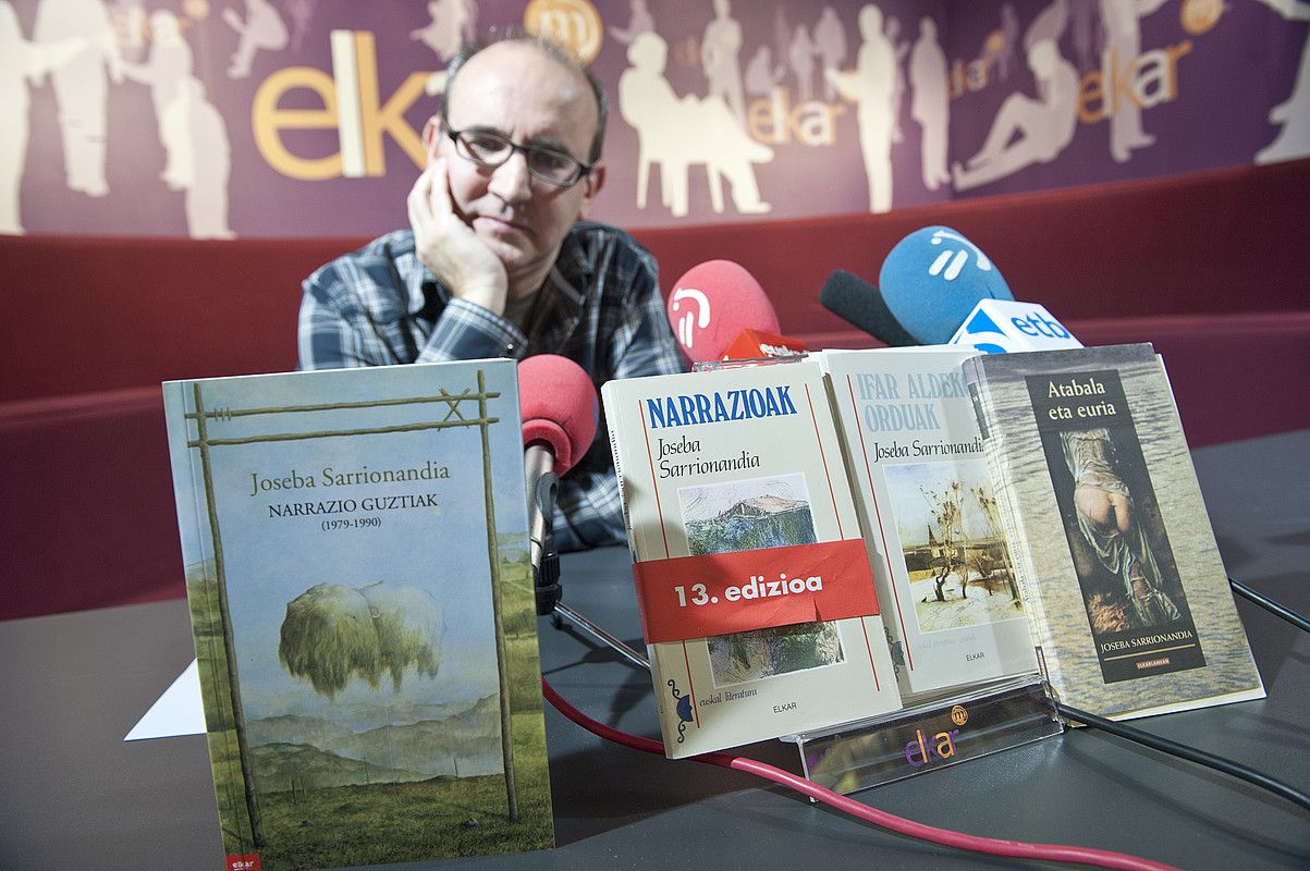 Mendigurenek Joseba Sarrionandiaren hiru ipuin bildumak biltzen dituen lana aurkeztu zuen atzo; ezkerrean, lan berria. JON URBE / ARGAZKI PRESS. Mendigurenek Joseba Sarrionandiaren hiru ipuin bildumak biltzen dituen lana aurkeztu zuen atzo; ezkerrean, lan berria. JON URBE / ARGAZKI PRESS.