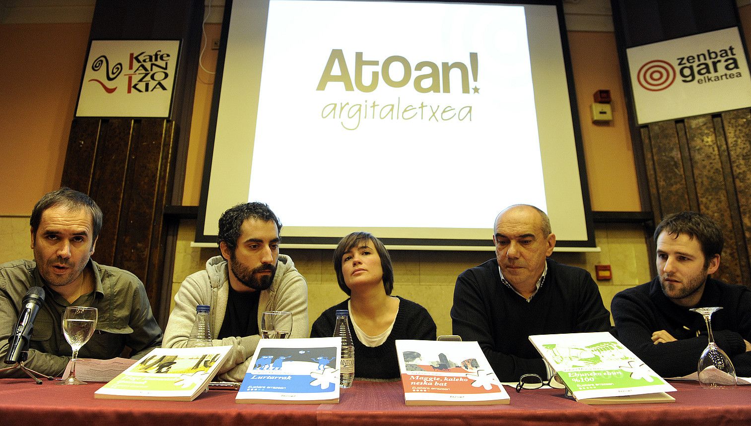 Argitaletxeko kideak, atzo. M. DEL VALLE / ARGAZKI PRESS. Argitaletxeko kideak, atzo. M. DEL VALLE / ARGAZKI PRESS.