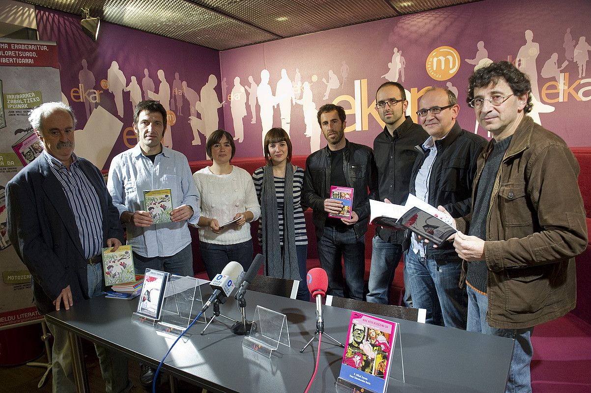 Idazleak eta ilustratzaileak, atzo, Donostian eginiko aurkezpenean. ANDONI CANELLADA / ARGAZKI PRESS. Idazleak eta ilustratzaileak, atzo, Donostian eginiko aurkezpenean. ANDONI CANELLADA / ARGAZKI PRESS.