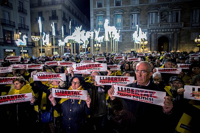 Bartzelonako Sant Jaume plazako elkarretaratzea, astelehen iluntzean. QUIQUE GARCIA / EFE