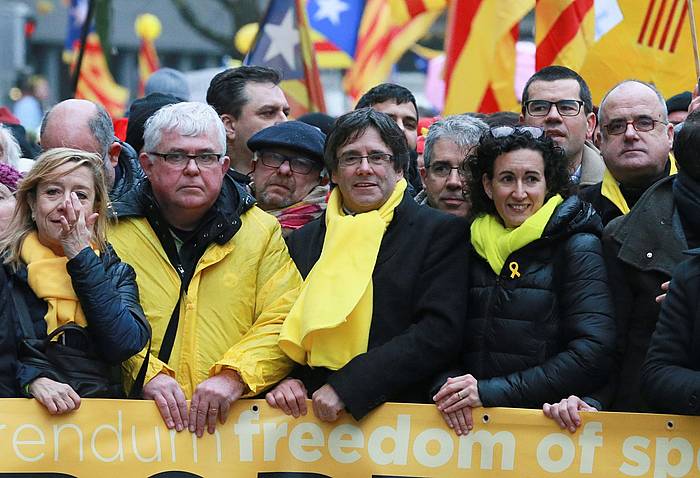 Puigdemont, Bruselako manifestazioaren buruan. TV3ek ezin izan du zuzenean eman. STEPHANIE LECOCQ,EFE
