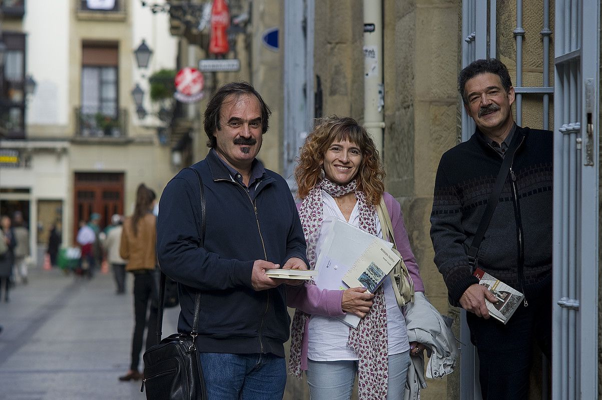 Joseba Urteaga, Itziar Diez de Ultzurrun eta Xabier Olarra, Igelaren liburu berrien aurkezpenean. ANDONI CANELLADA / ARP.