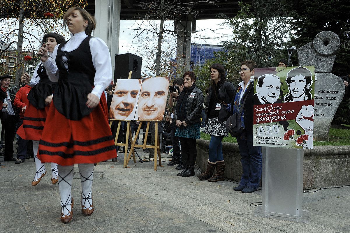 Dantzariak eta senitartekoak, Santi Brouard eta Josu Muguruzaren oroimenez egindako ekitaldian, atzo, Bilbon. MONIKA DEL VALLE / ARGAZKI PRESS.