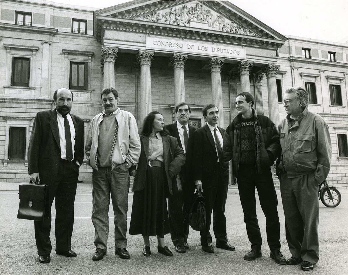 Esnaola, Idigoras, Aizpurua, Elkoro, Iruin, Muguruza eta Txillardegi, 1989ko azaroaren 20an, Kongresuan. BERRIA.