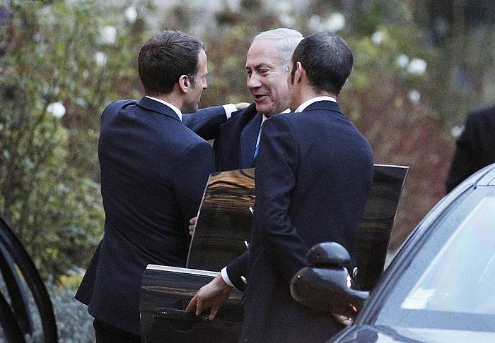 Frantziako presidente Emmanuel Macron Israelgo lehen ministro Bejnamin Netanyahuri harrera egiten, Eliseoan. YOAN VALAT, EFE