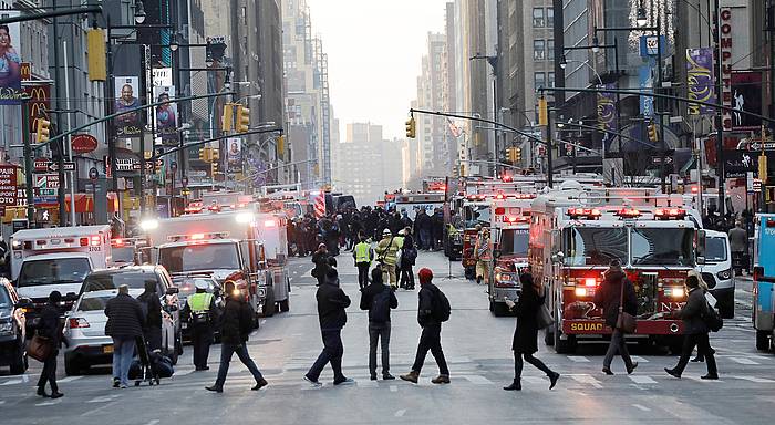 Poliziak eta suhiltzaileak, New Yorkeko Portu Agintaritzak geltokian, atentatua gertatu den lekuan. PETER FOLEY / EFE