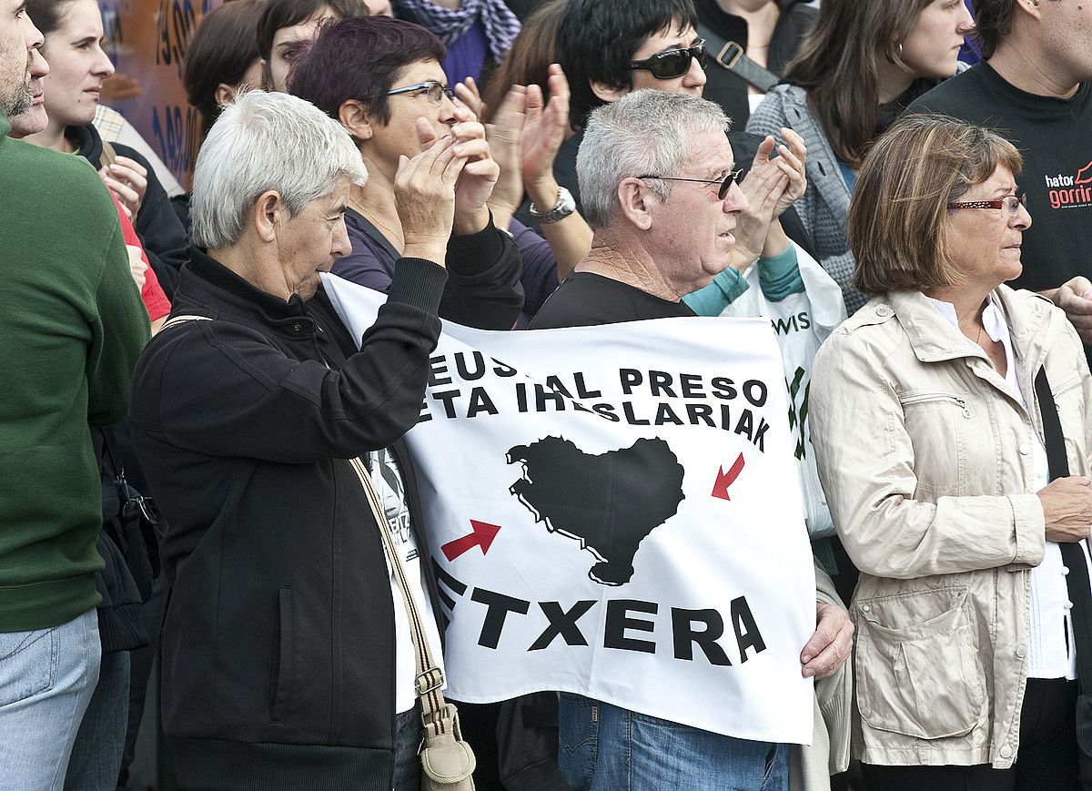 Herritarrek askotan eskatu dute presoen etxeratzea. JON HERNAEZ / ARGAZKI PRESS. Herritarrek askotan eskatu dute presoen etxeratzea. JON HERNAEZ / ARGAZKI PRESS.