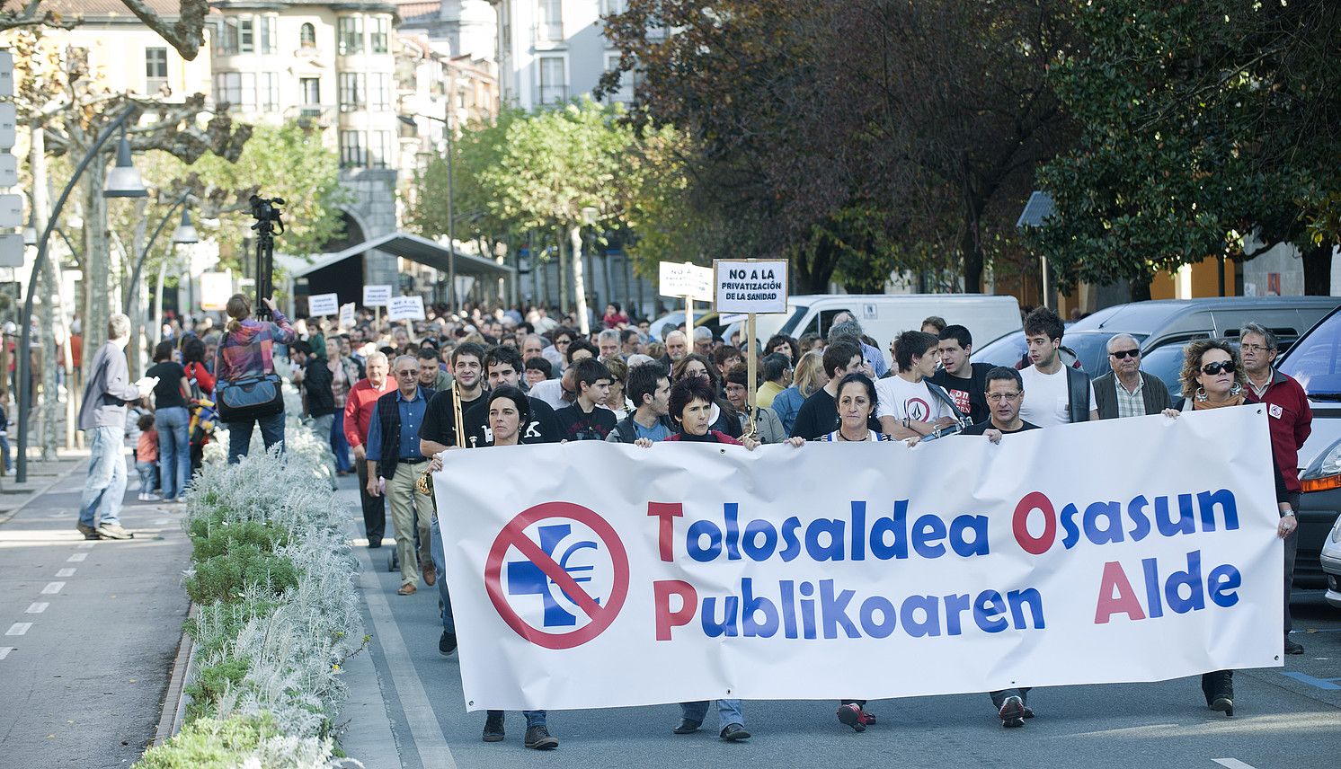 Jendea, Tolosako kaleetan, osasun zerbitzu pribatuak lehenestearen kontra. JON URBE / ARGAZKI PRESS.