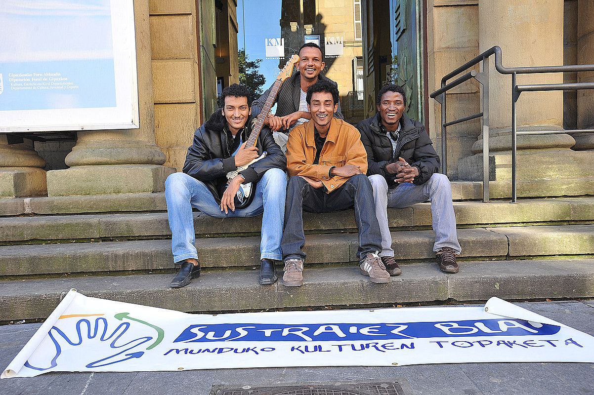 Bombino taldeko kideak jaialdiaren aurkezpen ekitaldian, Donostian. JOSE IGNACIO UNANUE. Bombino taldeko kideak jaialdiaren aurkezpen ekitaldian, Donostian. JOSE IGNACIO UNANUE.
