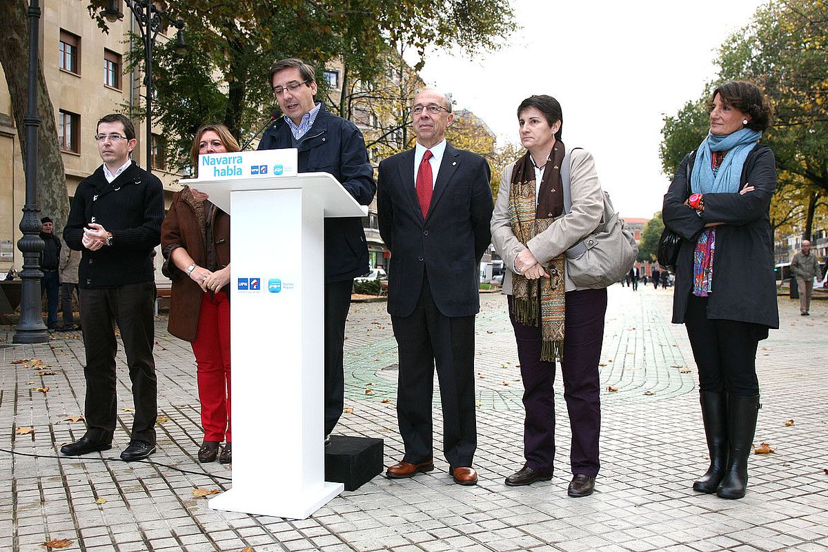 PP-UPN koalizioko Senaturako eta Kongresurako hautagaiak, atzo, Iruñean. Hizketan, Carlos Salvador. BERRIA.