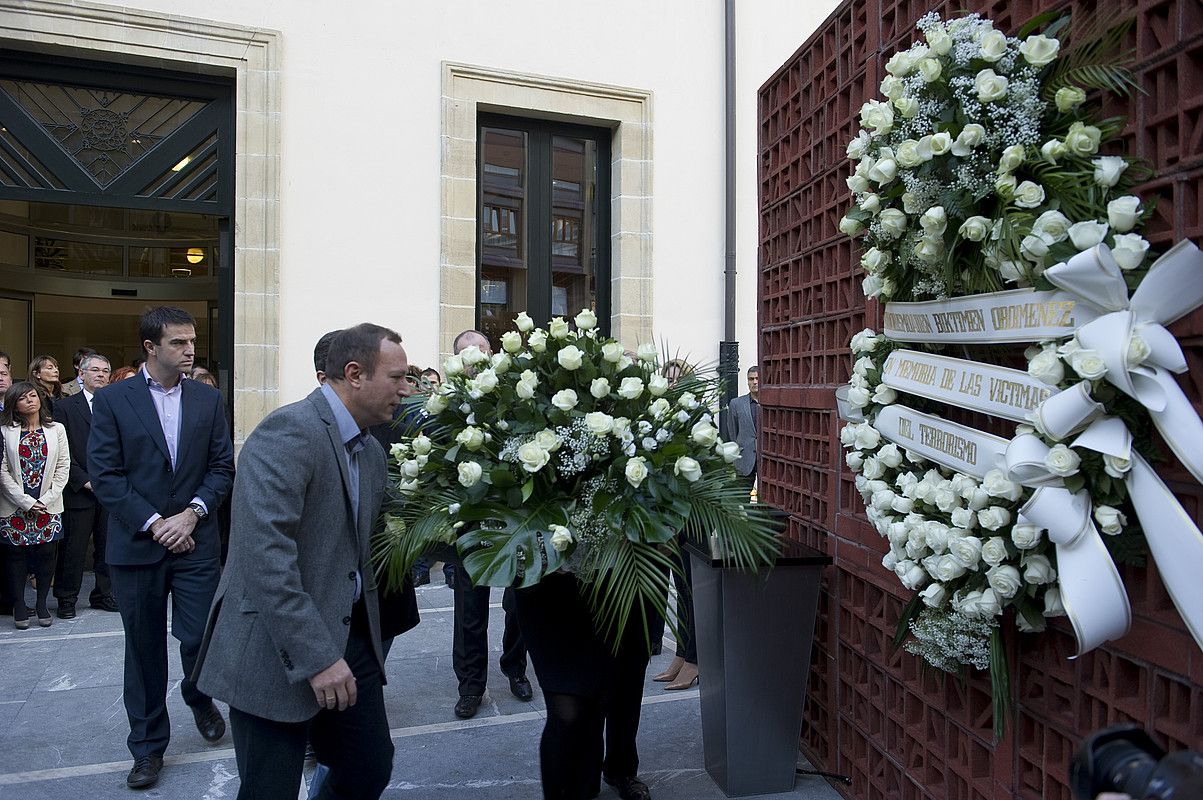EAJko, Aralarreko, EAko eta EBko legebiltzarkideak, esaldirik gabeko loreak jartzen. JUANAN RUIZ / ARGAZKI PRESS. EAJko, Aralarreko, EAko eta EBko legebiltzarkideak, esaldirik gabeko loreak jartzen. JUANAN RUIZ / ARGAZKI PRESS.