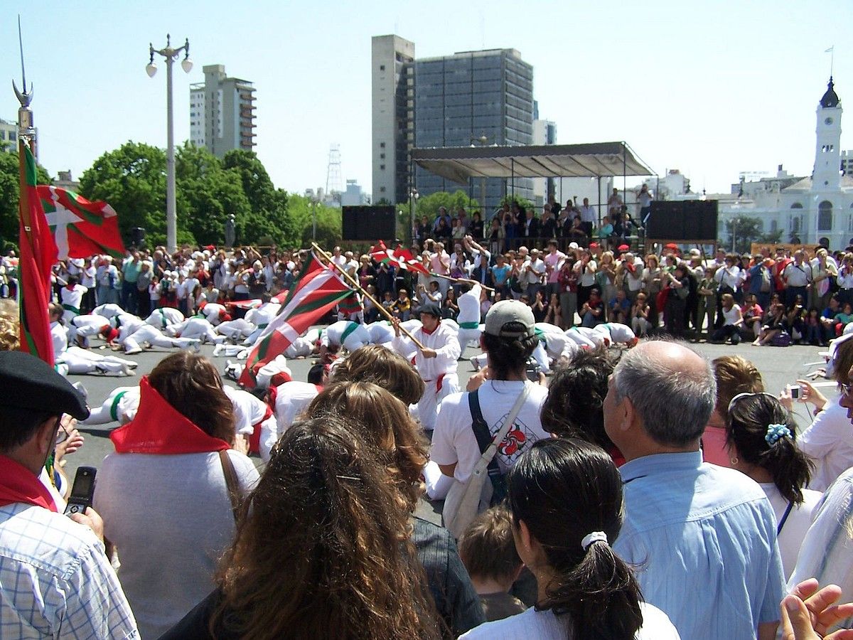 Igandean, erromeria egingo dute, eta 600 bat dantzari bilduko dira Necochean. IÑAKI ARAMAYO.