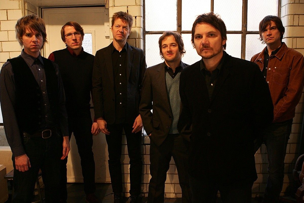 Wilco: Pat Sansone, Mikael Jorgensen, Neils Cline, John Stirratt, Jeff Tweedy eta Glenn Kotche. BERRIA. Wilco: Pat Sansone, Mikael Jorgensen, Neils Cline, John Stirratt, Jeff Tweedy eta Glenn Kotche. BERRIA.