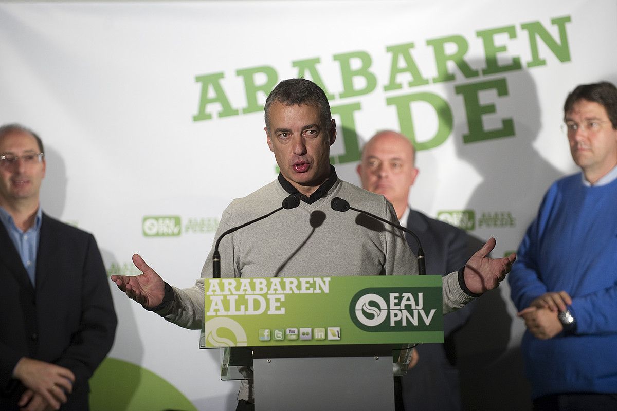 Iñigo Urkullu, atzo, Gasteizko erdialdeko batzokiaren inagurazioan. JUANAN RUIZ / ARGAZKI PRESS. Iñigo Urkullu, atzo, Gasteizko erdialdeko batzokiaren inagurazioan. JUANAN RUIZ / ARGAZKI PRESS.