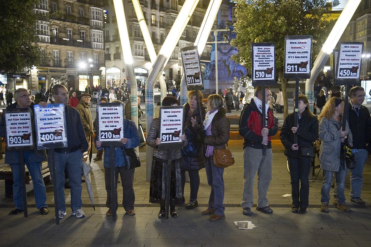 Euskal presoen eskubideen alde atzo Gasteizen egindako elkarretaratzea. JUANAN RUIZ / ARGAZKI PRESS. Euskal presoen eskubideen alde atzo Gasteizen egindako elkarretaratzea. JUANAN RUIZ / ARGAZKI PRESS.