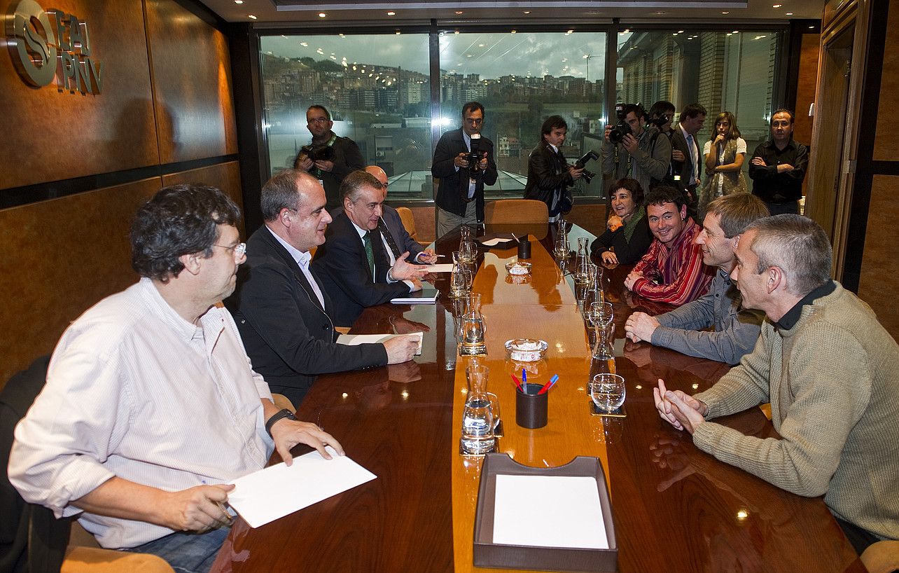 EAJko Gerenabarrena, Egibar, Urkullu eta Ortuzar, eta ezker abertzaleko Fullaondo, Arraiz, Etxeberria eta Permach, atzo, Sabin Etxean egin zuten bileran. LUIS JAUREGIALTZO / ARGAZKI PRESS. EAJko Gerenabarrena, Egibar, Urkullu eta Ortuzar, eta ezker abertzaleko Fullaondo, Arraiz, Etxeberria eta Permach, atzo, Sabin Etxean egin zuten bileran. LUIS JAUREGIALTZO / ARGAZKI PRESS.